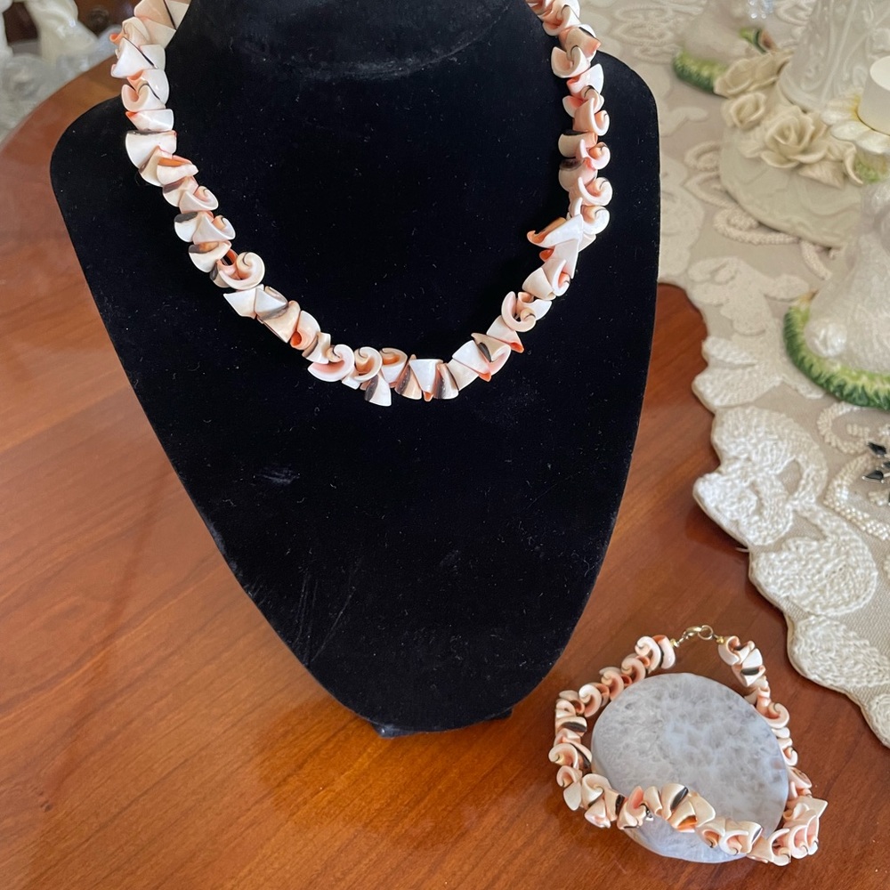 Shell necklace and bracelet set
